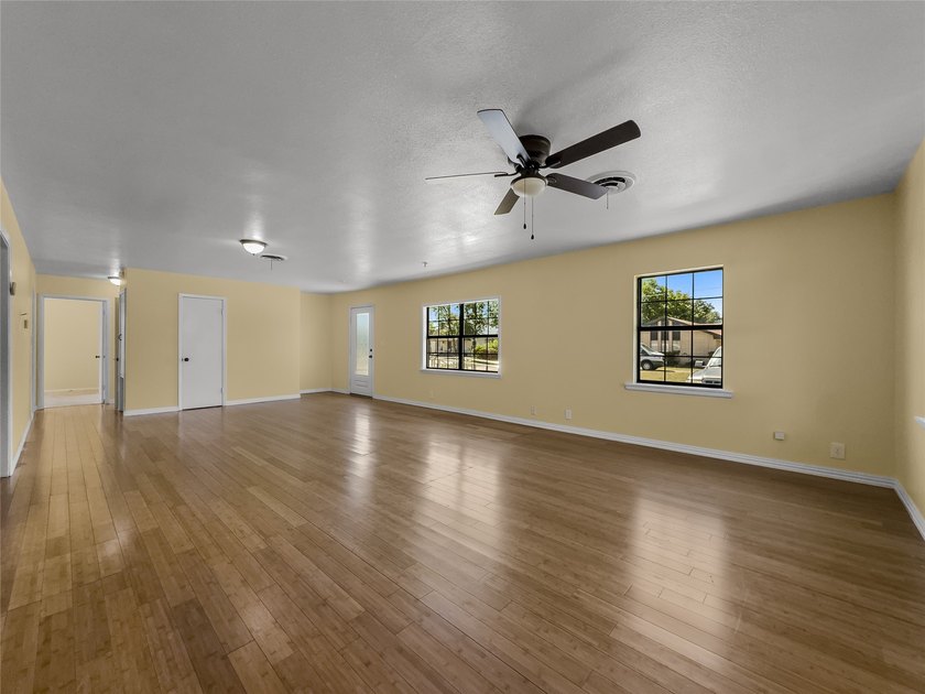 Welcome to this charming Vernon residence offering comfort - photo 19