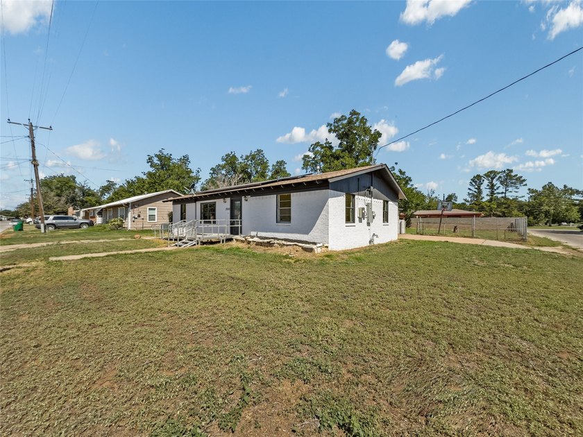 Welcome to this charming Vernon residence offering comfort - photo 25