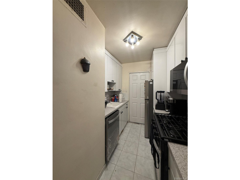 Welcome to this very spacious 3-bedroom co-op apartment located - photo 36
