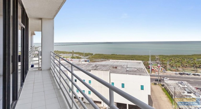 Beautifully updated townhome-style condo with stunning views of - photo 21