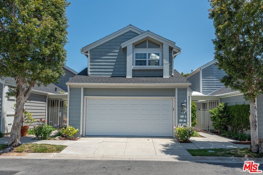 Elevate to the best of Marina living in this extensively - photo 2