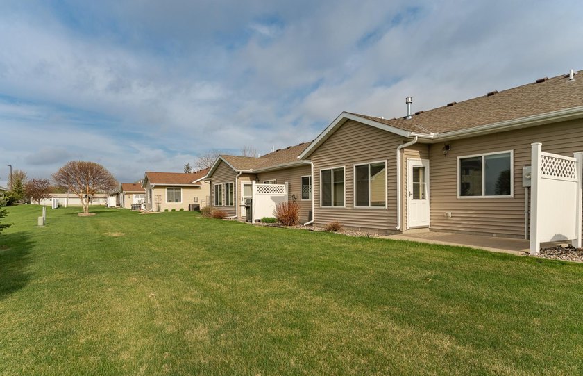 Beautiful townhome with an open floor plan and quality finished - photo 2
