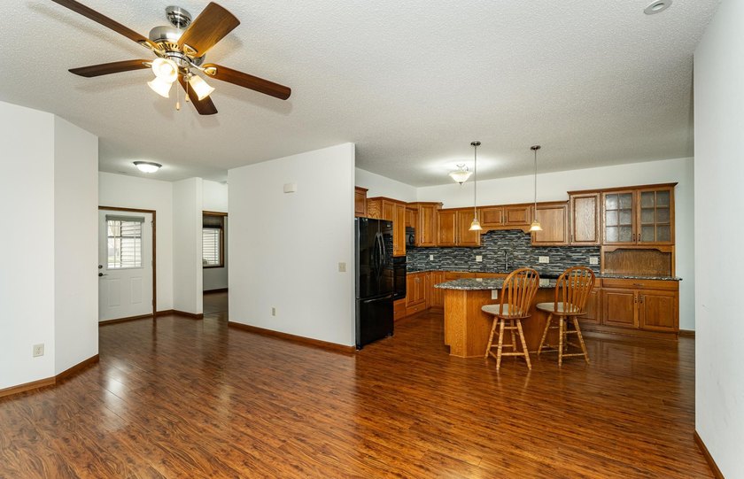 Beautiful townhome with an open floor plan and quality finished - photo 6