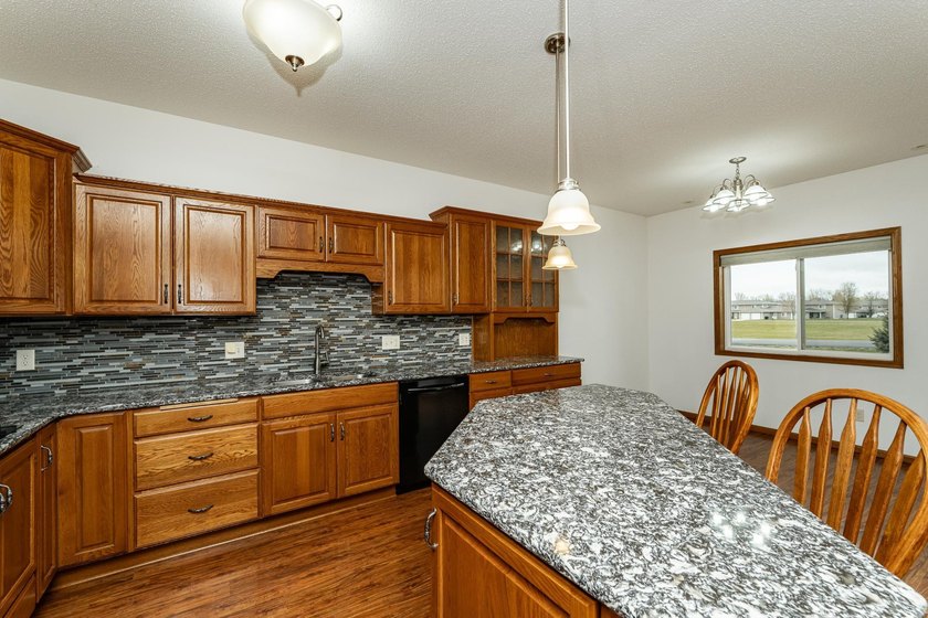 Beautiful townhome with an open floor plan and quality finished - photo 10