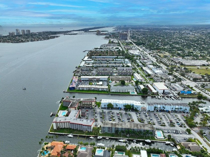 This gorgeous ground floor condo has wide Intercoastal views and - photo 28