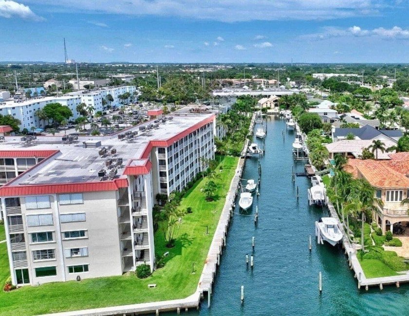 This gorgeous ground floor condo has wide Intercoastal views and - photo 32