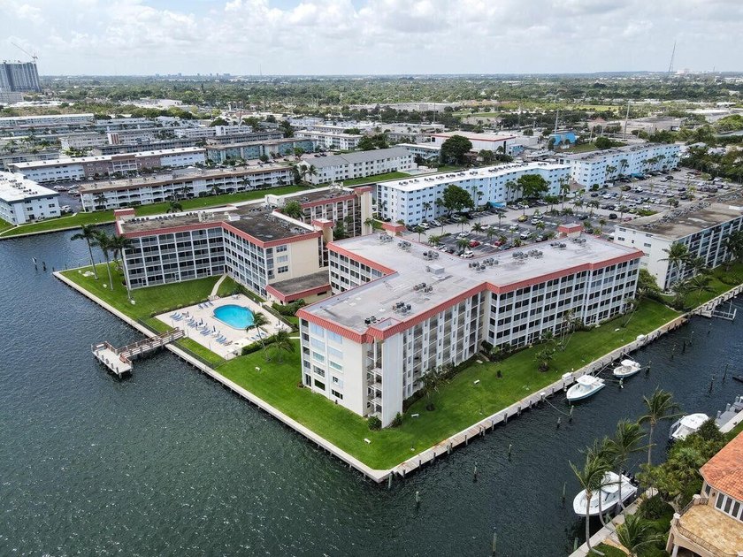 This gorgeous ground floor condo has wide Intercoastal views and - photo 34