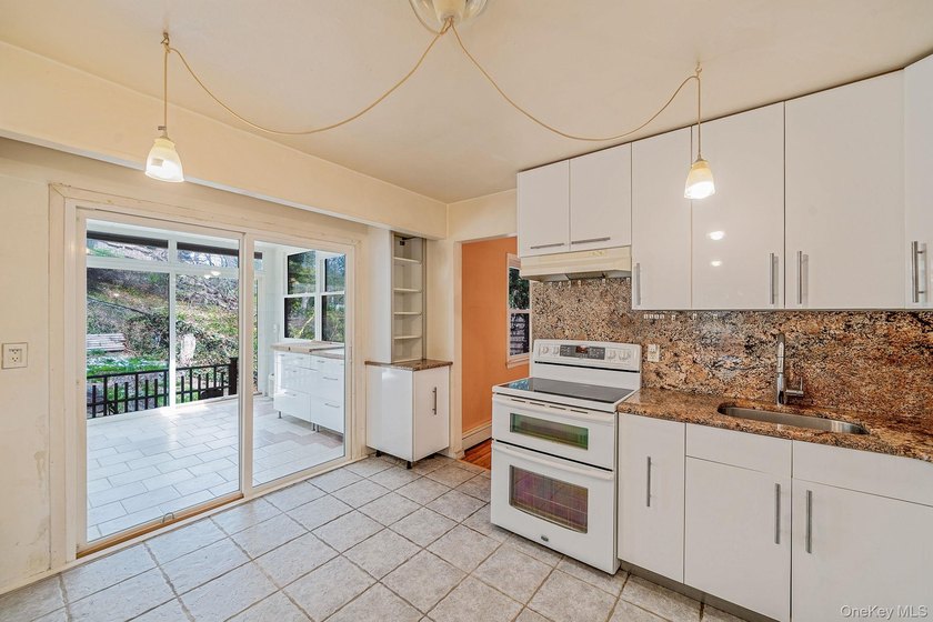 Tucked Away on a Secluded Cul-de-Sac, in the desirable - photo 16