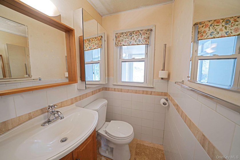Tucked Away on a Secluded Cul-de-Sac, in the desirable - photo 20