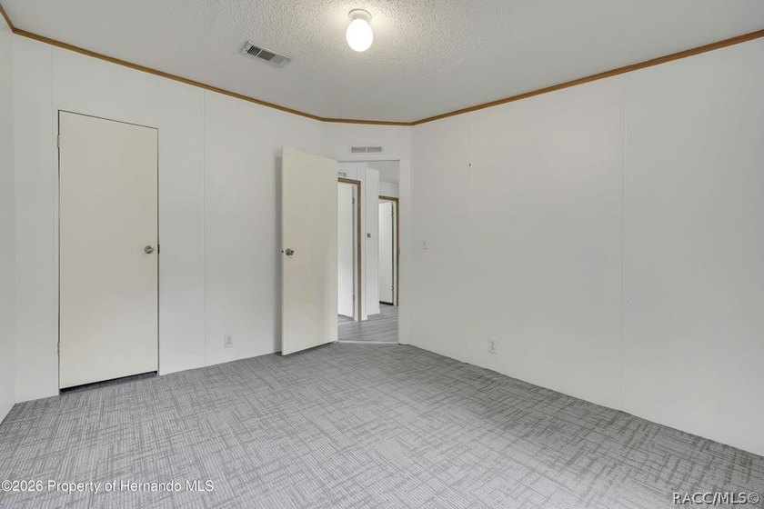 This nice spacious mobile home offers a well designed floor plan - photo 28