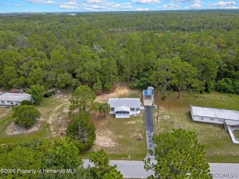 This nice spacious mobile home offers a well designed floor plan - photo 34