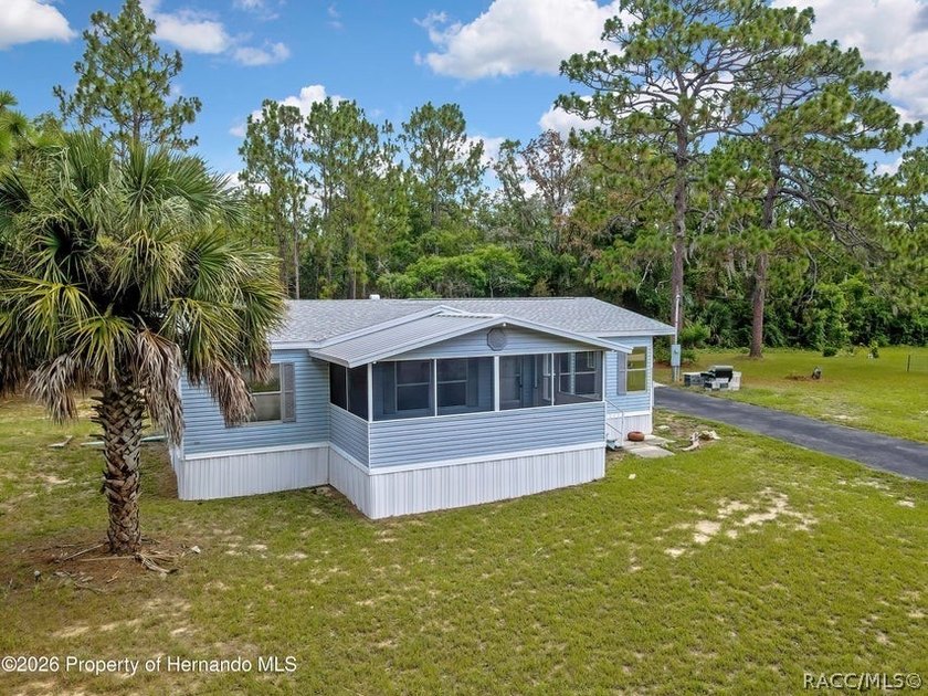This nice spacious mobile home offers a well designed floor plan - photo 37