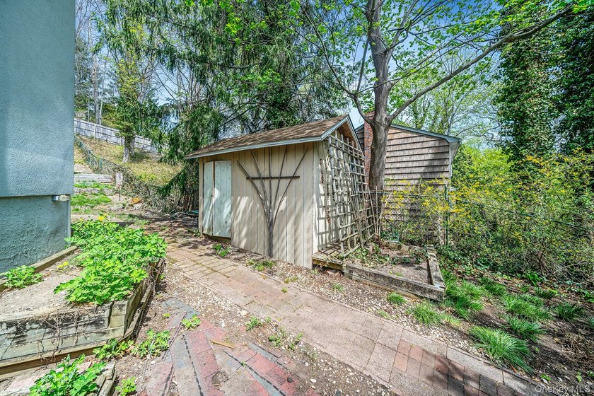 Tucked Away on a Secluded Cul-de-Sac, in the desirable - photo 39
