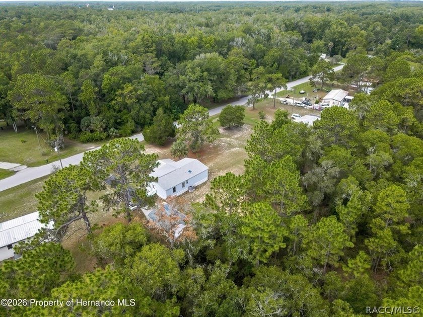 This nice spacious mobile home offers a well designed floor plan - photo 39