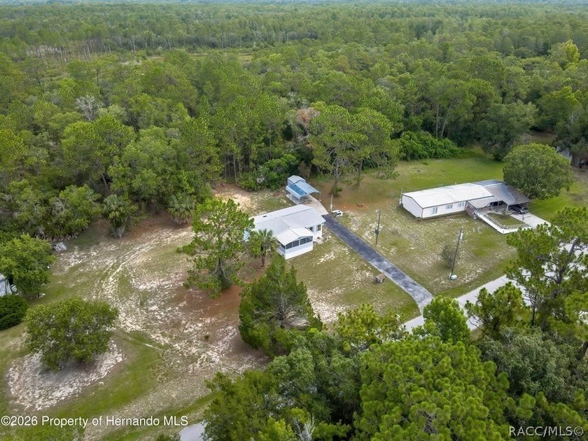 This nice spacious mobile home offers a well designed floor plan - photo 41