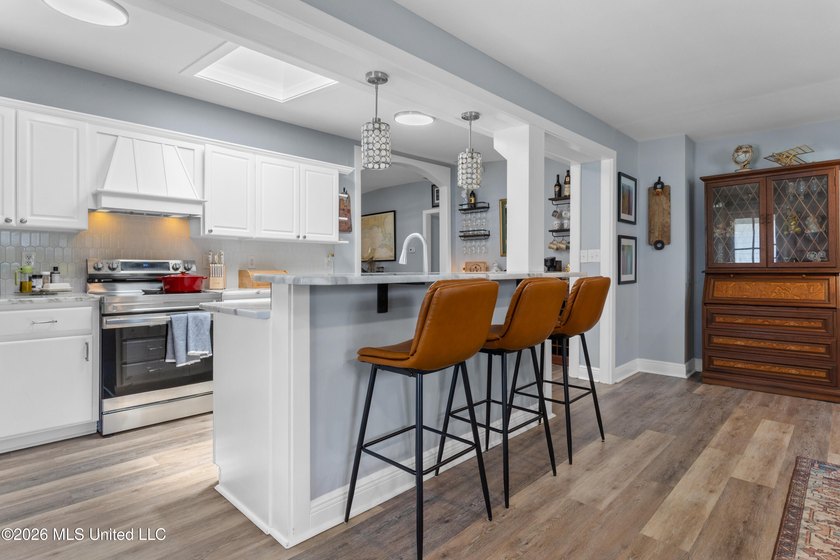 Location, location, location! This beautifully updated 3-bedroom - photo 12