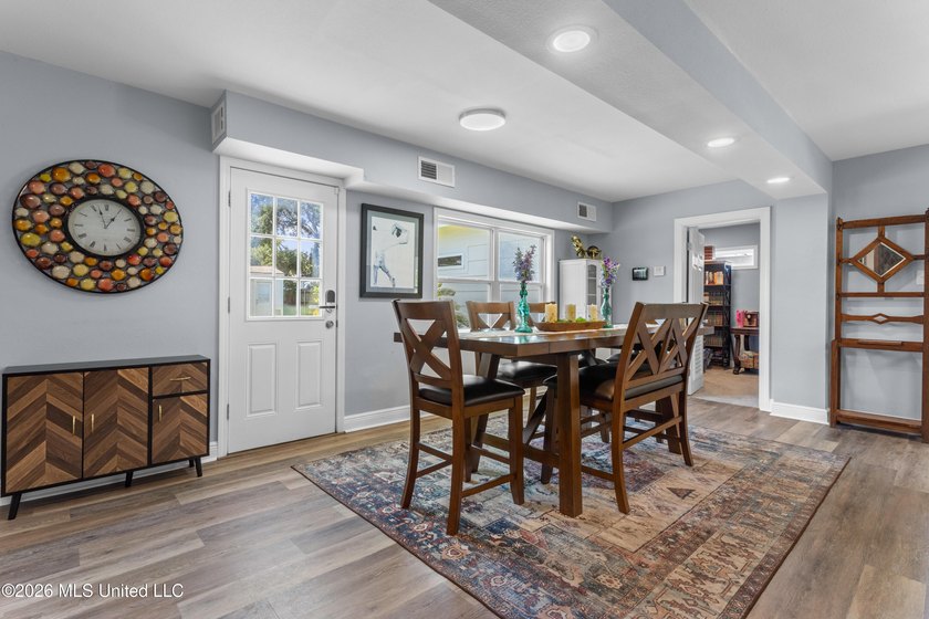 Location, location, location! This beautifully updated 3-bedroom - photo 18