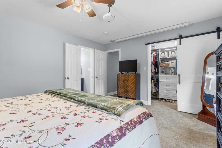 Location, location, location! This beautifully updated 3-bedroom - photo 21