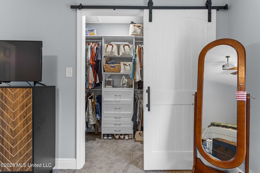 Location, location, location! This beautifully updated 3-bedroom - photo 22