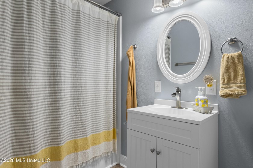 Location, location, location! This beautifully updated 3-bedroom - photo 27