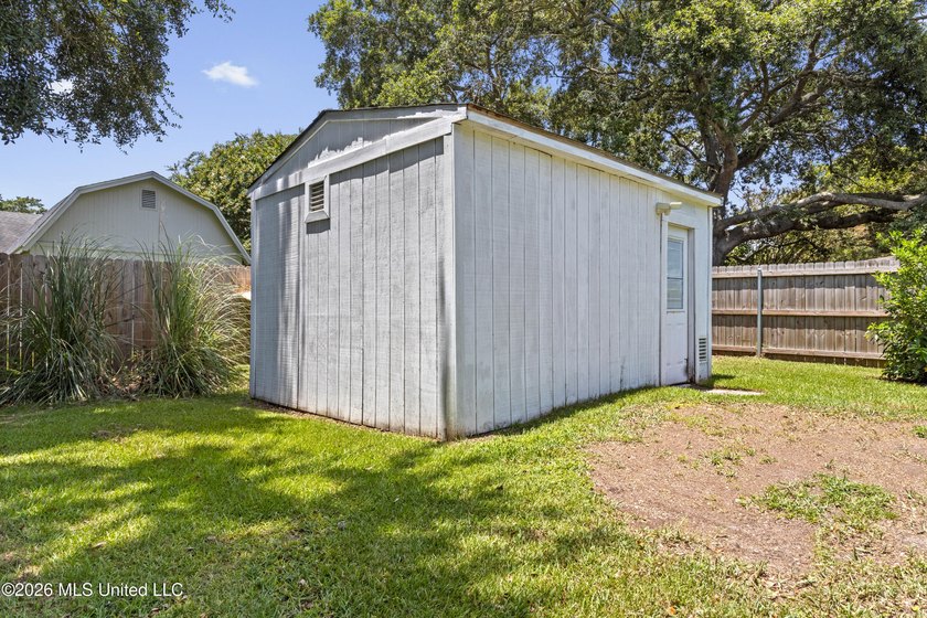 Location, location, location! This beautifully updated 3-bedroom - photo 37