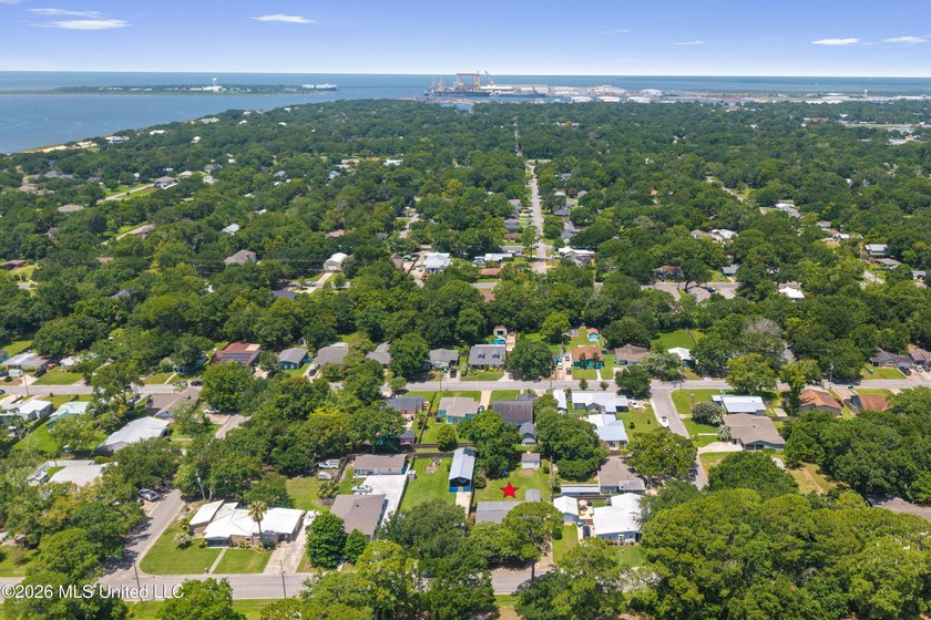 Location, location, location! This beautifully updated 3-bedroom - photo 38