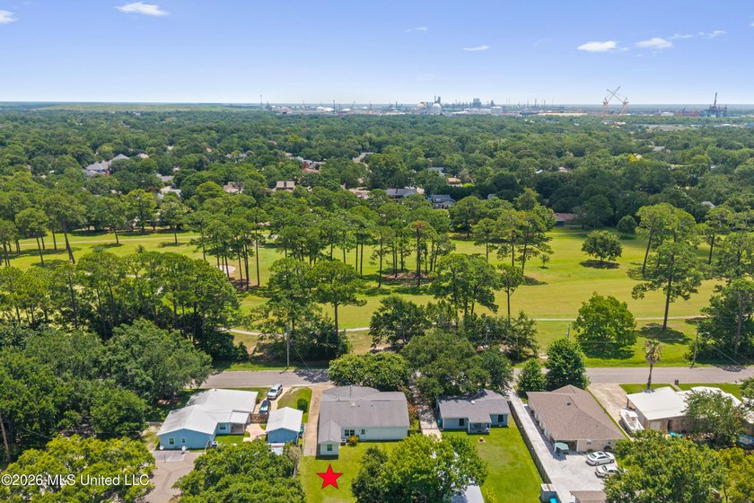 Location, location, location! This beautifully updated 3-bedroom - photo 40