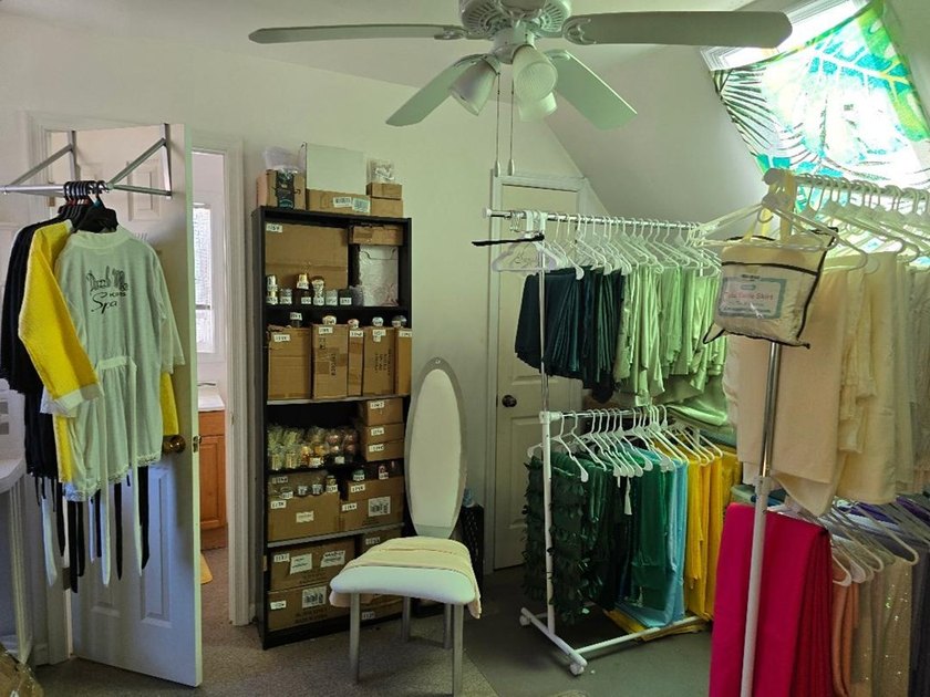 Established Salon on lease in approximately a 1,500 sq' building - photo 4