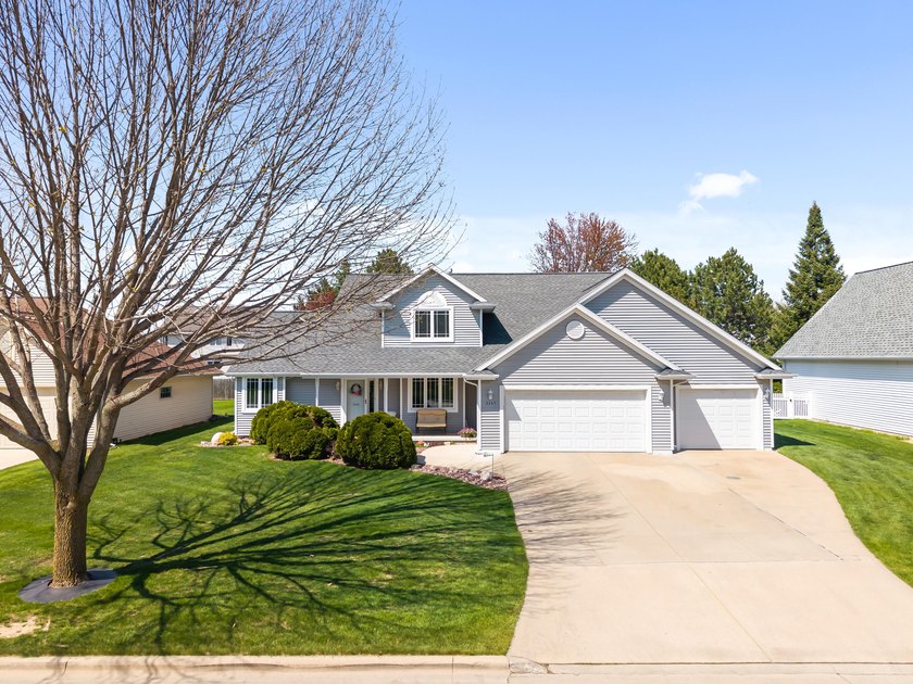 Welcome home to this beautifully maintained property offering - photo 2