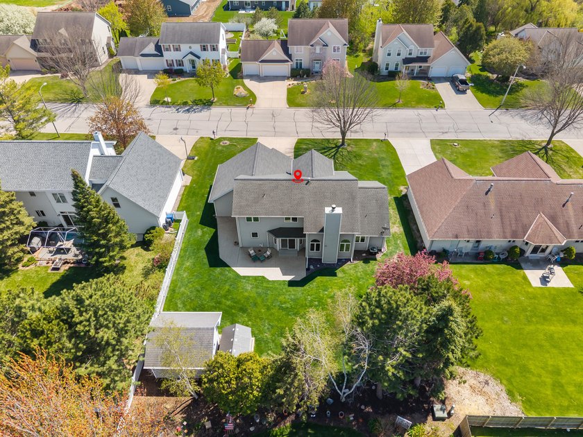 Welcome home to this beautifully maintained property offering - photo 3