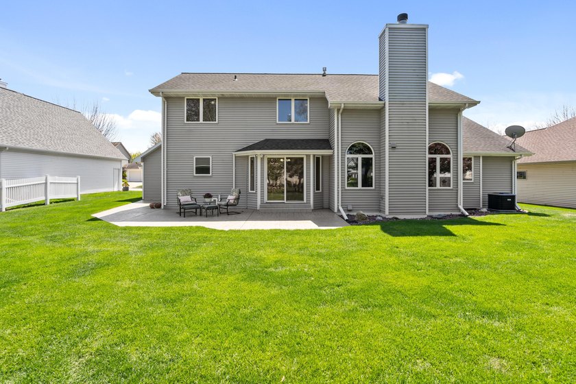 Welcome home to this beautifully maintained property offering - photo 8