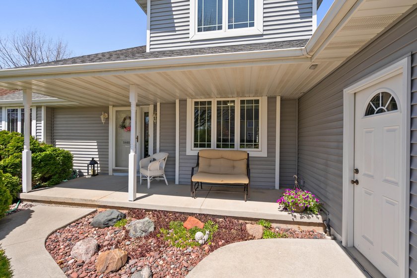 Welcome home to this beautifully maintained property offering - photo 9