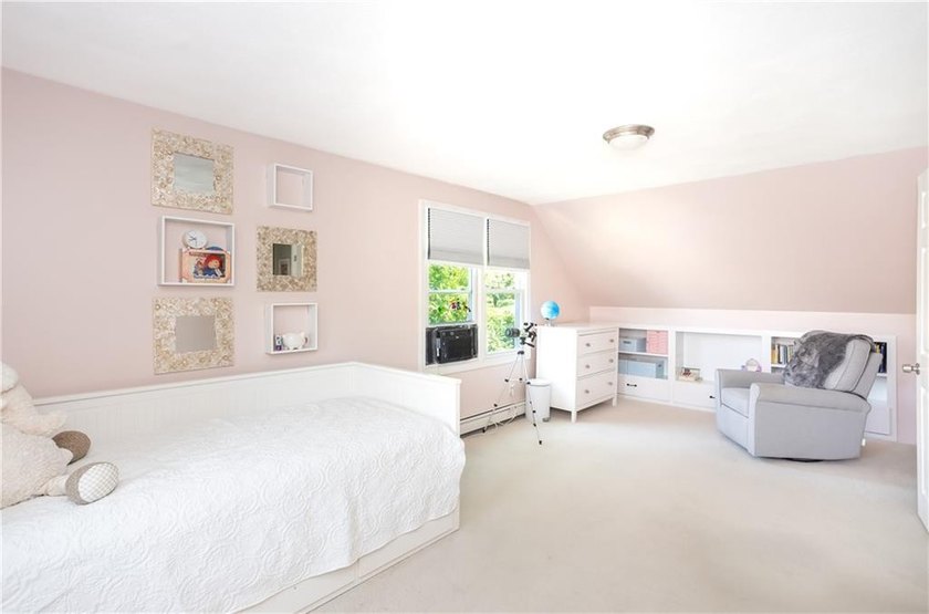 Bright, comfortable, and well-situated, this 3-bedroom, 2-bath - photo 15