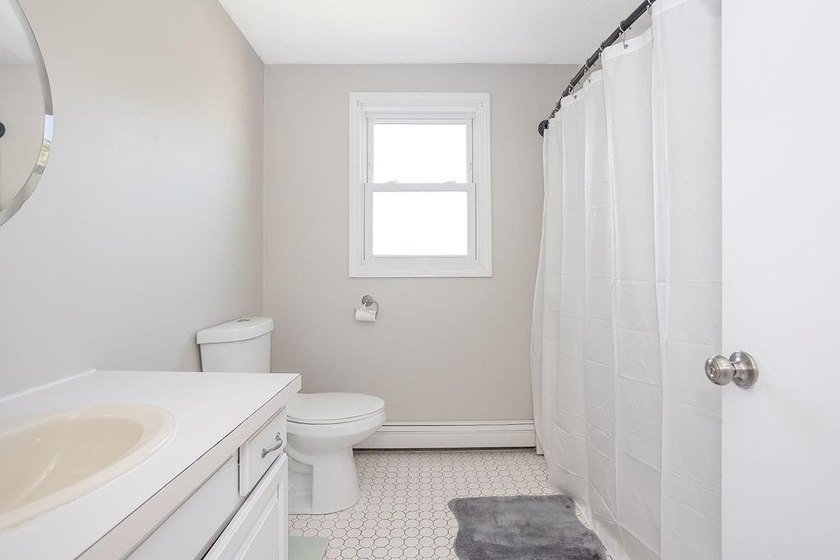 Bright, comfortable, and well-situated, this 3-bedroom, 2-bath - photo 17