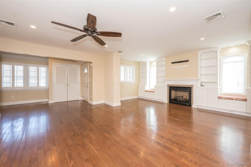 First offering of this custom-built Colonial offering over 3,000 - photo 4