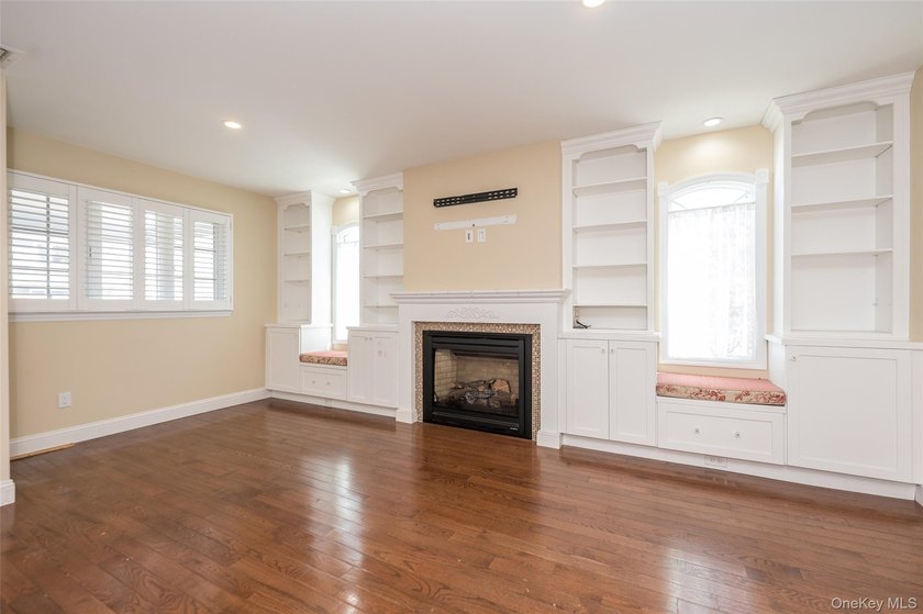 First offering of this custom-built Colonial offering over 3,000 - photo 5
