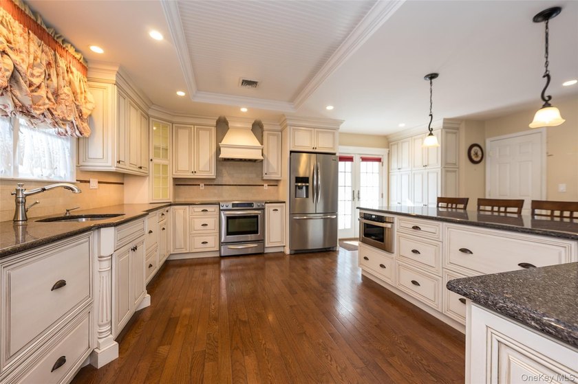 First offering of this custom-built Colonial offering over 3,000 - photo 10