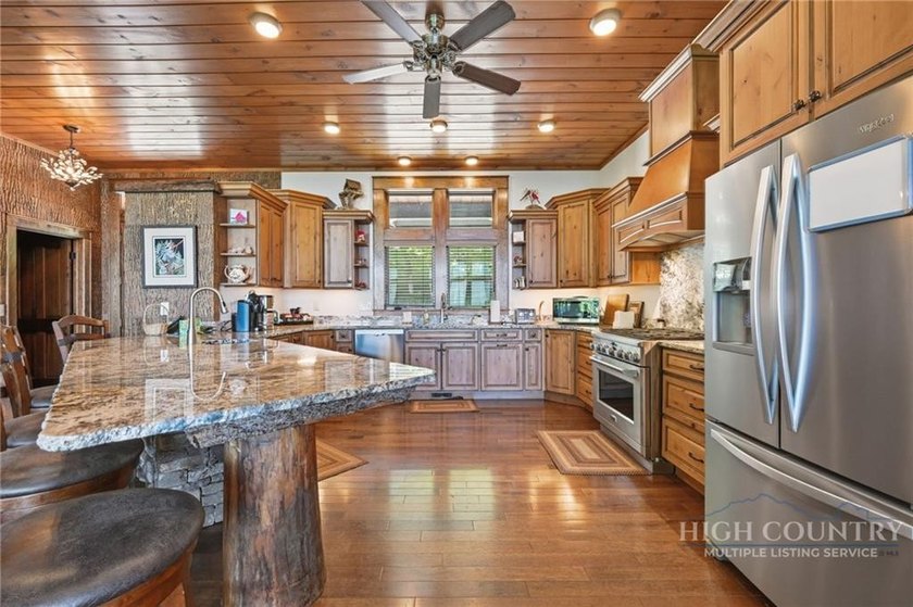 Welcome to Cardinal Perch. This stunning property offers eight - photo 5