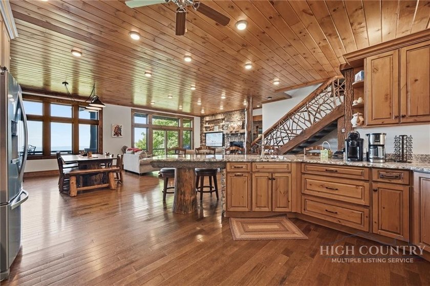 Welcome to Cardinal Perch. This stunning property offers eight - photo 7