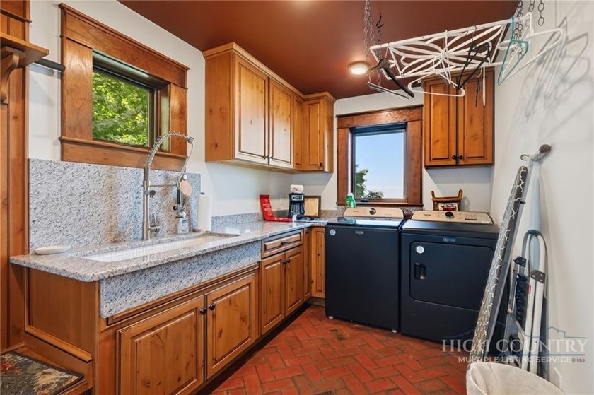 Welcome to Cardinal Perch. This stunning property offers eight - photo 8