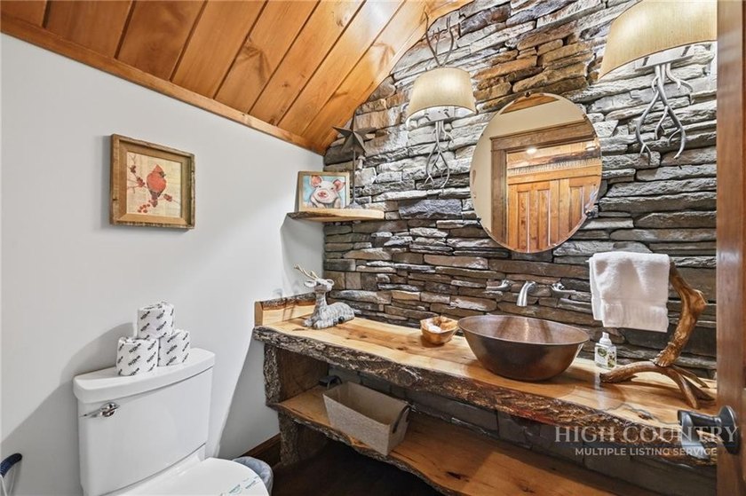 Welcome to Cardinal Perch. This stunning property offers eight - photo 9