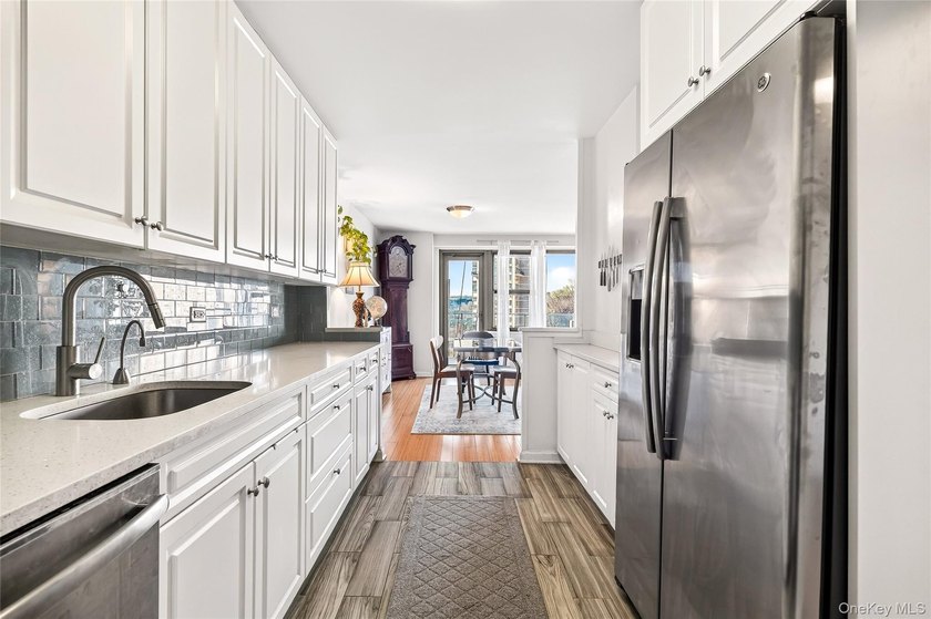 Experience the luxury living at the distinguished ?o-op. Nestled - photo 4