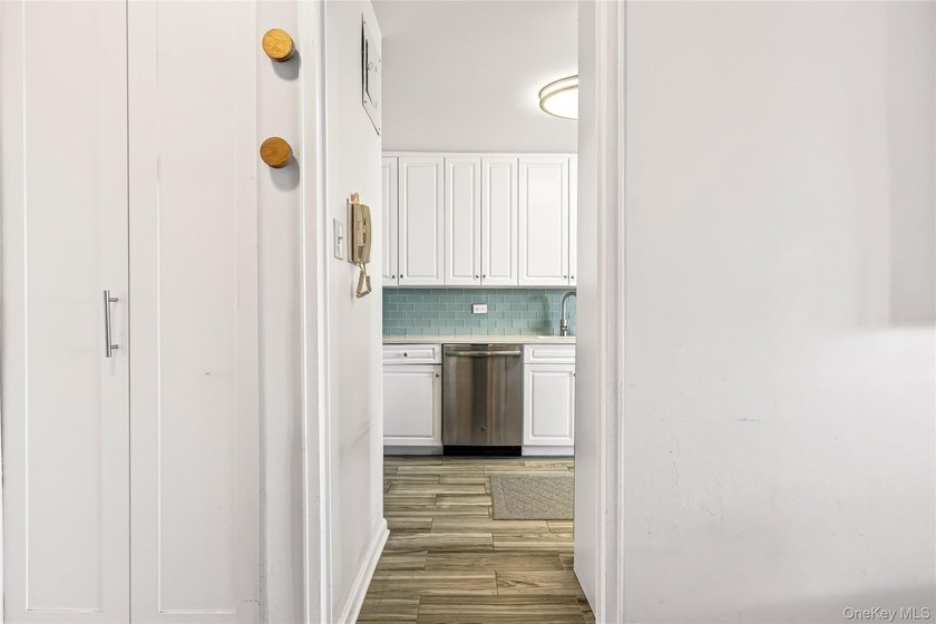 Experience the luxury living at the distinguished ?o-op. Nestled - photo 7