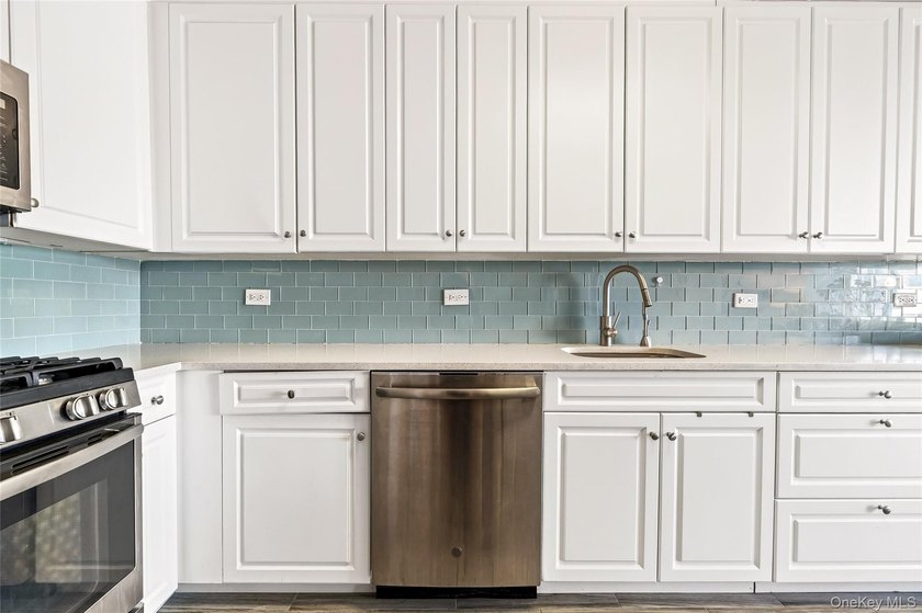 Experience the luxury living at the distinguished ?o-op. Nestled - photo 8