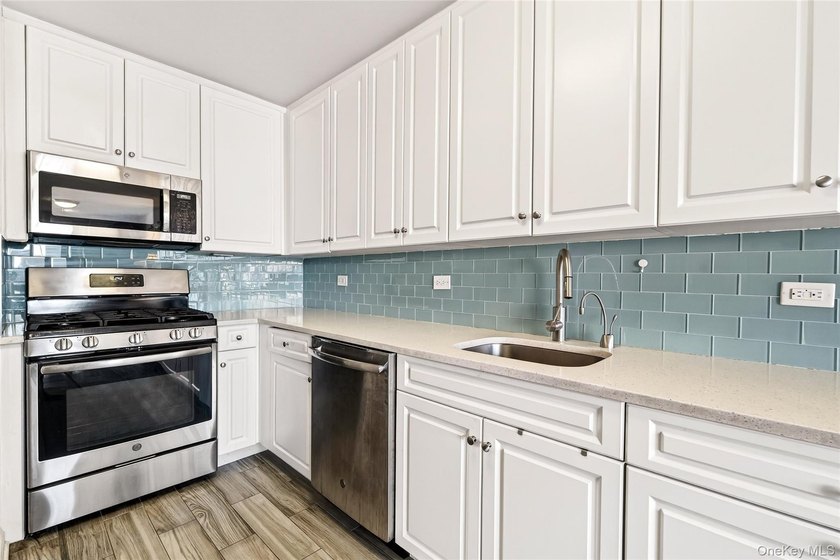 Experience the luxury living at the distinguished ?o-op. Nestled - photo 10