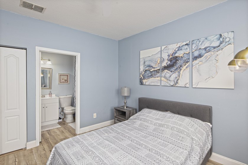 Welcome to this beautifully maintained turn-key three-story - photo 11