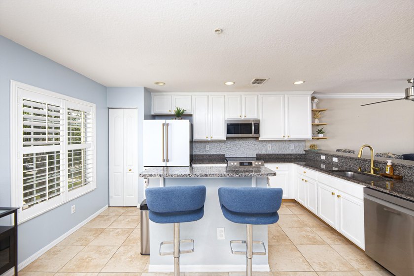 Welcome to this beautifully maintained turn-key three-story - photo 28