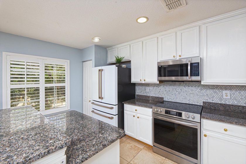 Welcome to this beautifully maintained turn-key three-story - photo 29