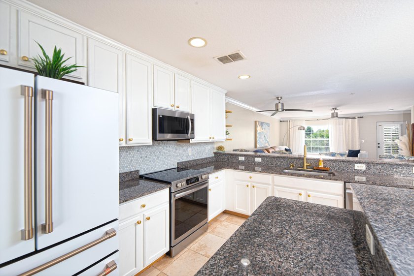 Welcome to this beautifully maintained turn-key three-story - photo 31