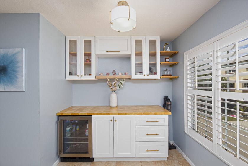 Welcome to this beautifully maintained turn-key three-story - photo 32